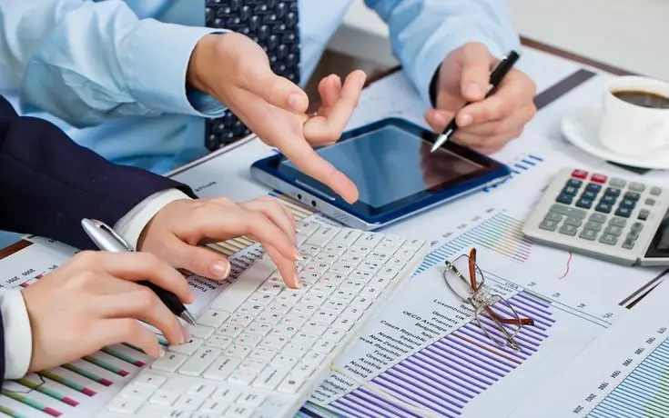 Startup Accountant in Edinburgh discussing a business plan with entrepreneur